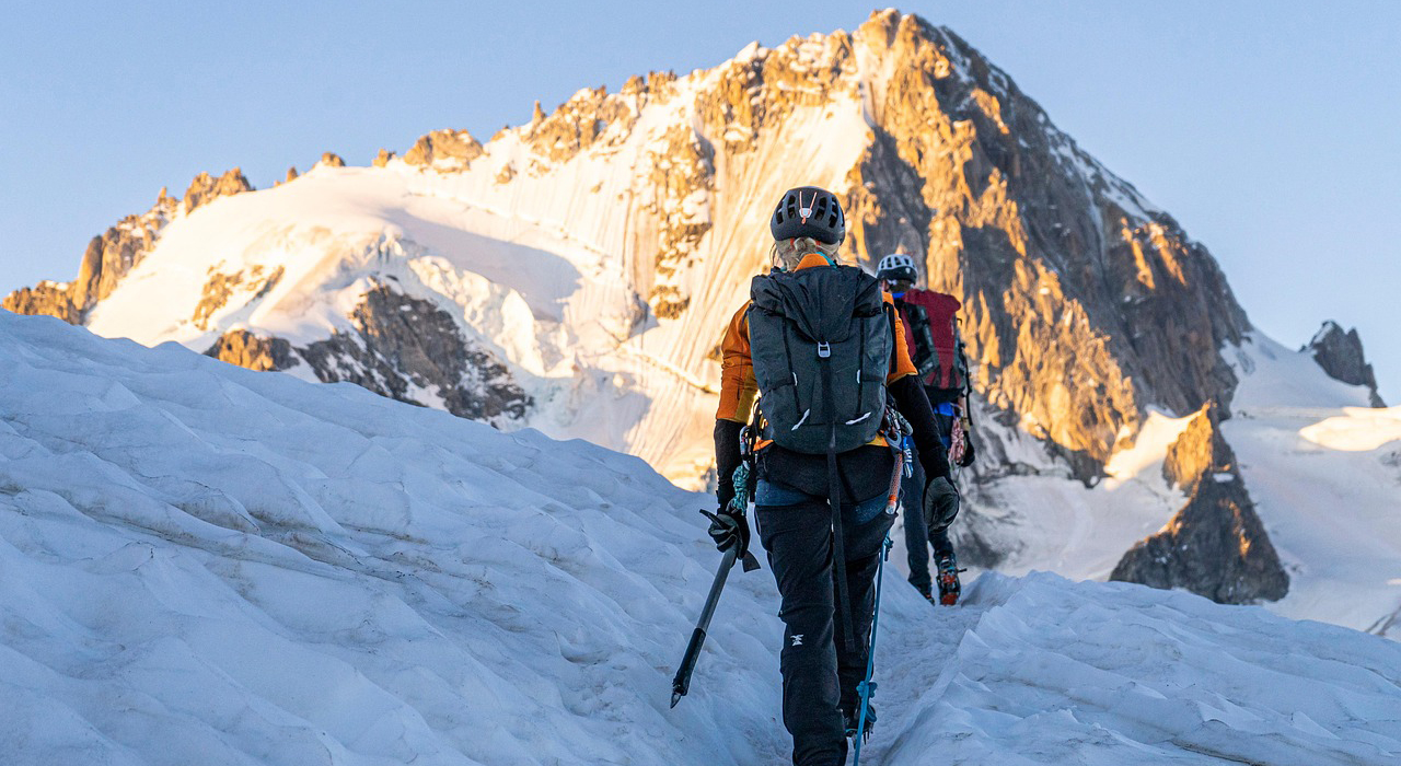 Cims d'alta muntanya coberts de neu
